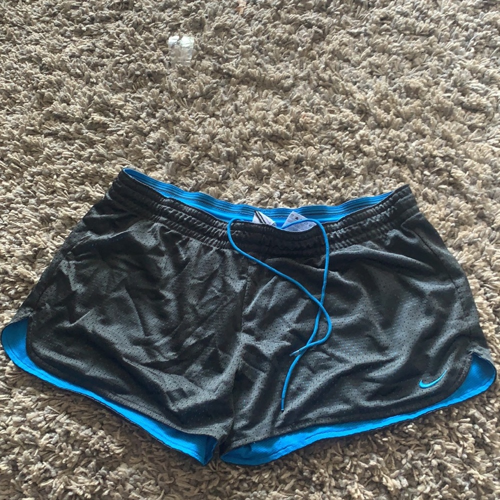 Nike Dry Fit Fuscia Shorts Size L - Picture 6 of 6